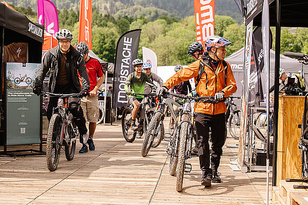 Cycle Week 2024. Männer mit Mountainbikes