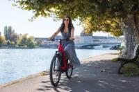 Eine Frau fährt auf einem E-Bike von Cresta.
