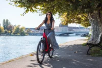 Eine Frau fährt auf einem E-Bike von Cresta.