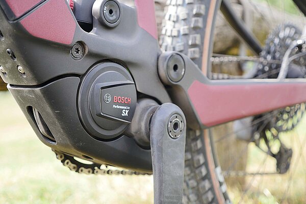 Neuheiten 2024 Bosch SX leichter Antrieb für E-Bikes. Mittelmotor an einem E-Mountainbike.