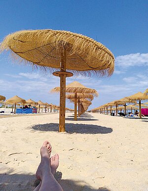 Ein Strand mit Sonnenschirmen.