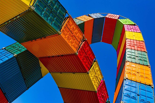 Frachtcontainer sind kunstvoll aufeinander getürmt
