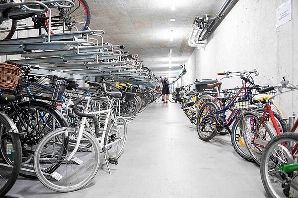 Veloabstellplatz mit Veloständern