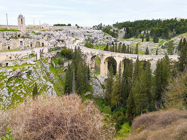 Fahrradreise Apulien. Alte Steinbrücke.