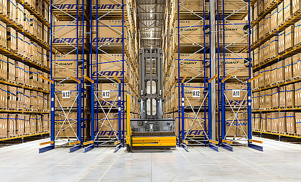Hochregallager mit Kartons.
