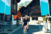 Am Frauenrennen fahren die Teilnehmerinnen in Gstaad durch das Ziel.