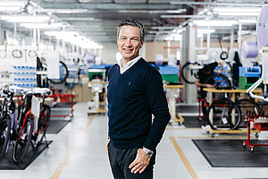 Simplon schliesst Sanierungsverfahren ab. Ein Mann steht in einer Fahrradfabrik.