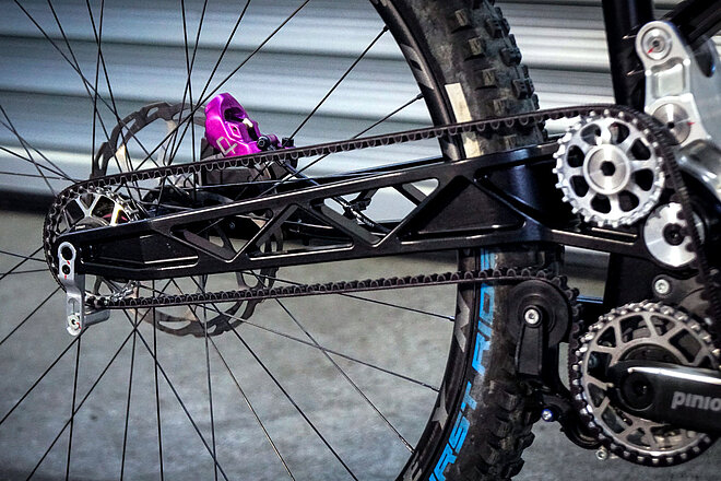 Zahnriemen und Piniongetriebe an Downhillbikes.