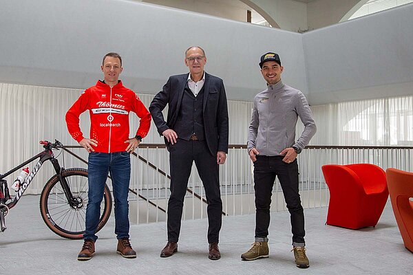 Drei Männer posieren zusammen für ein Foto