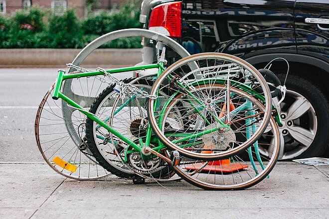 Verschiedene demontierte Velos am Veloständer