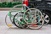 Verschiedene demontierte Velos am Veloständer