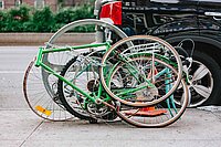 Verschiedene demontierte Velos am Veloständer