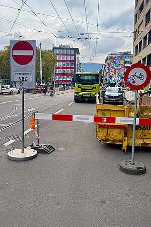 Fahrverbotstafel auf einer Strasse in Zürich.