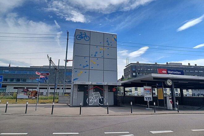 Parkturm für Velos beim Bahnhof Wallisellen.