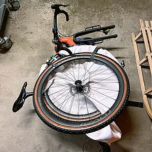 Ski Velo Tour in den Alpen. Demontiertes Gravelbike.