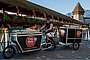 Maler unterwegs mit Cargobike und Anhänger.