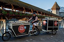 Maler unterwegs mit Cargobike und Anhänger.