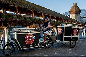 Maler unterwegs mit Cargobike und Anhänger.