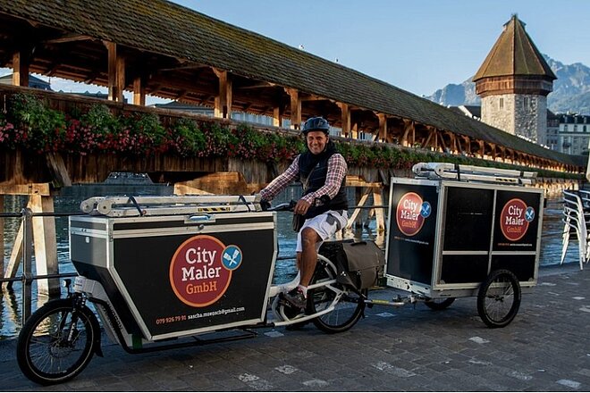 Maler unterwegs mit Cargobike und Anhänger.