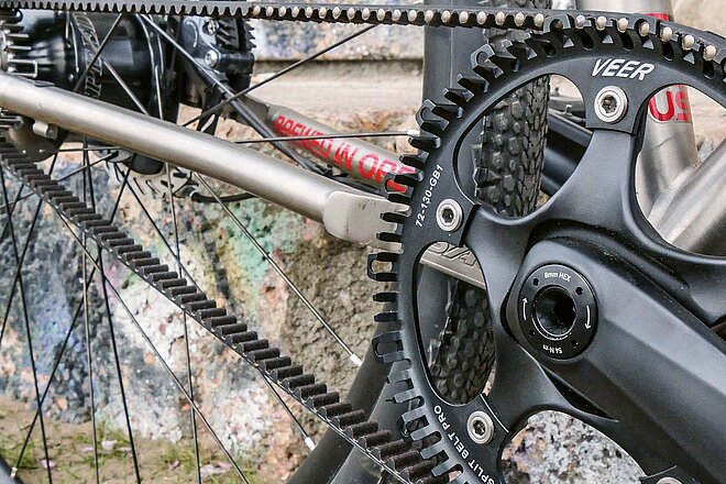 Nahaufnahme, die einen Riemenantrieb für Fahrräder zeigt