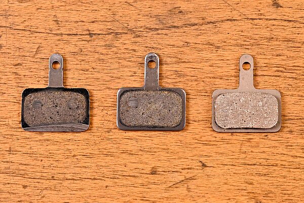 Bremsbeläge für Scheibenbremse liegen auf einem Tisch.