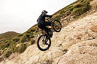 E-Mountainbiker beim Ausloten des Fahrbaren.