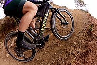 Canyon Grizl:On E-Gravelbike: Eine Biker fährt einen steilen Anstieg hinauf.