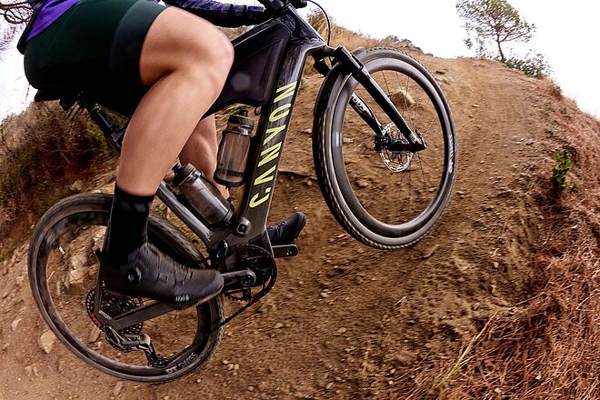Canyon Grizl:On E-Gravelbike: Eine Biker fährt einen steilen Anstieg hinauf.