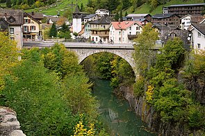 Eine Steinbrücke führt über einen Fluss.