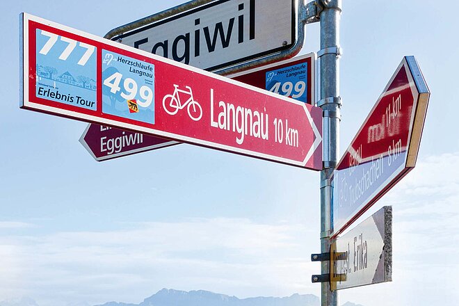 Wegweiser an einer Stange.