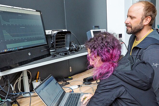 Luca Hornikova und Marco Sonderegger (rechts) am Batterieprüfstand. Specialized Cham Innovation Centre.