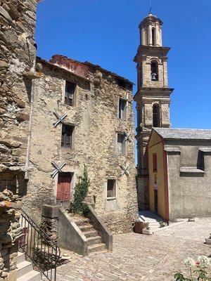Rennradfahren in Korsika. Altes Dorf. 