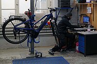 Ein Fahrrad hängt an einem Montageständer
