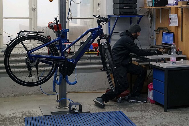 Ein Fahrrad hängt an einem Montageständer