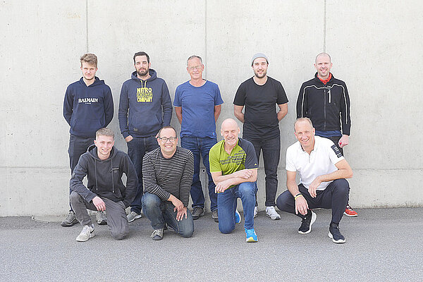 Ein Gruppenbild von Teilnehmern des Werkstattmitarbeiter-Basiskurs von Bike Profi.