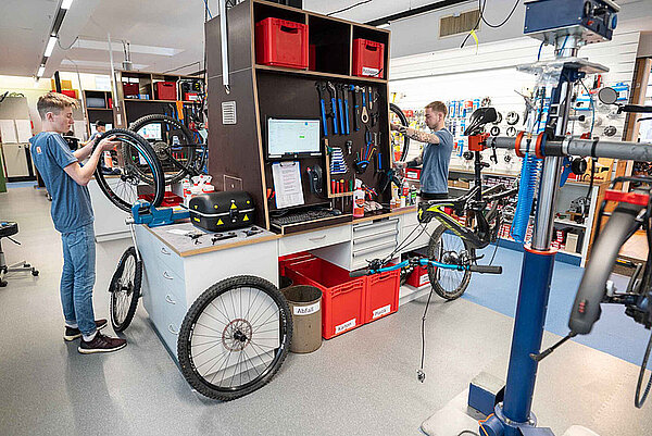 Werkstattumfrage Velohandel Schweiz 2024. Moderner Arbeitsplatz in einer Fahrradwerkstatt.