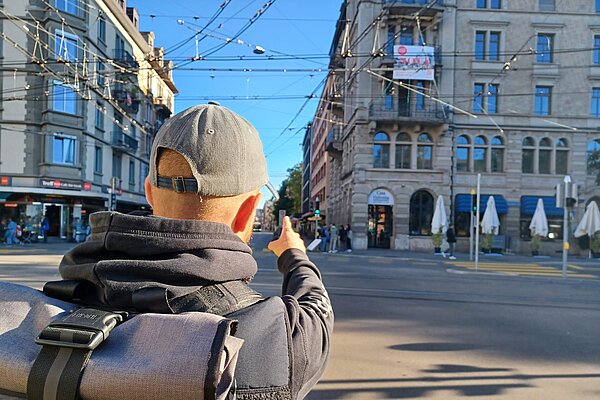 Die Velo-Ampel am Helvetiaplatz befindet sich auf der anderen Strassenseite.
