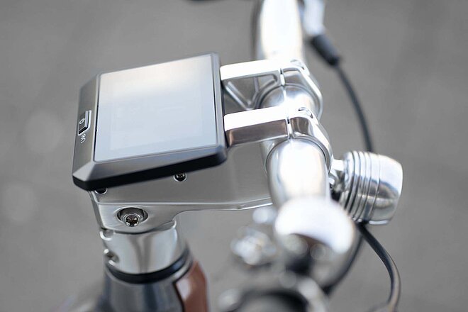 Das Smartphone und das E-Bike verschmelzen zu einer Einheit. (Foto: ZVG) Lenker eines E-Bikes mit eingebautem grossem Display.