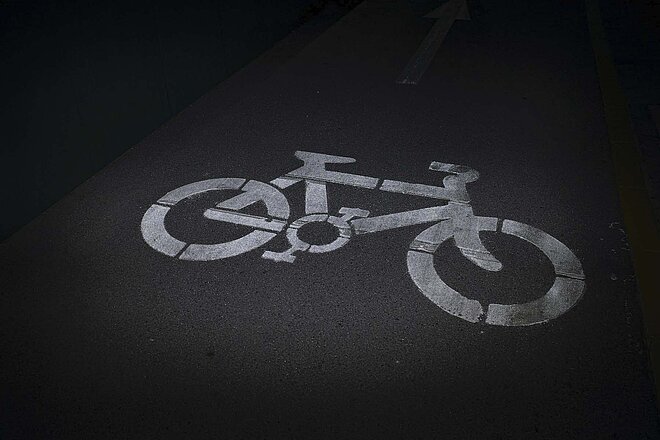 In den ersten sechs Monaten des laufenden Jahres verloren 116 Menschen ihr Leben bei einem Verkehrsunfall in der Schweiz. Ein weisses Fahrrad ist auf den Asphalt gepinselt.