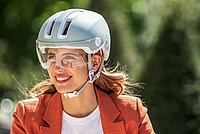 Frau mit hellgrauem Abus Velohelm