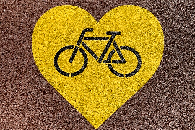 Gelbes Herz mit einem Velosymbol in der Mitte.