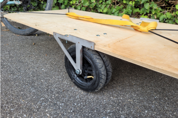 Die Zwillingsbereifung verhindert das Verheddern in Tramgleisen.