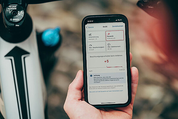 Bosch präsentiert in Finale Ligure neuen E-Bike Motor für den Rennsport. Smartphone mit E-Bike App.