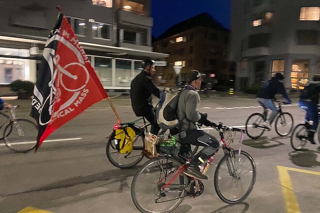Die Critical Mass kann seit Ende April 2024 wieder ohne Repression durch die Stadt Zürich rollen. Critical Mass Zürich rollt wieder.