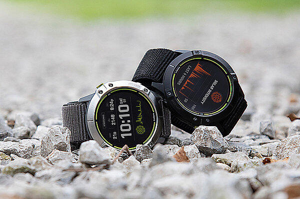 Zwei Smartwatches liegen auf Steinen