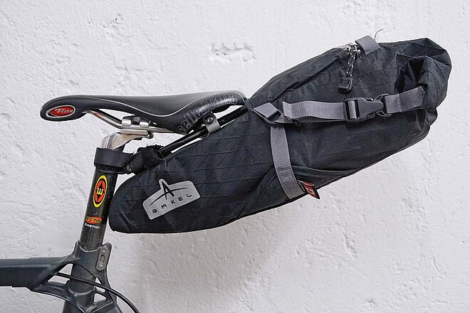 Die Tasche von Arkel hält fest am Sattel und schwingt im Wiegetritt nicht hin und her. (Foto: Pete Mijnssen) Arkel Seatpacker 9