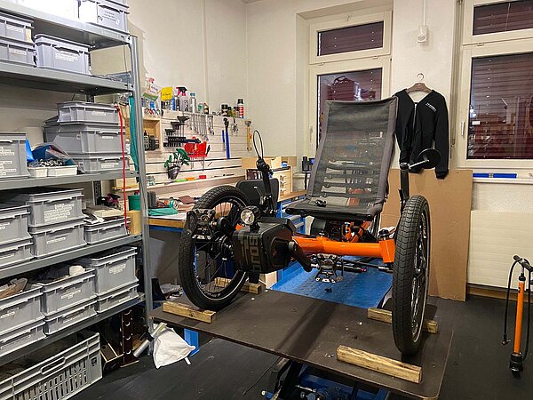 Liege-Dreirad in einer kleinen Velowerkstatt