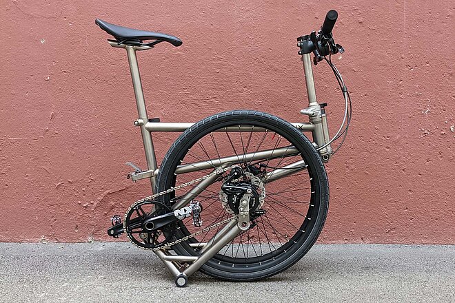 Helix Faltvelo im Test. Faltvelo vor roter Mauer.