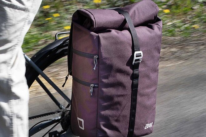 Das Foto zeigt ein Velo, das am Gepäckträger eine grosse Velotasche von 2bag befestigt hat. 