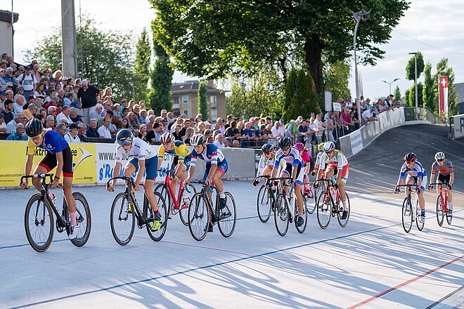Damenrennen in der Scratch-Disziplin auf der Offenen Rennbahn Oerlikon. Offene Rennbahn Zürich Oerlikon. Fahrradrennen auf der Bahn.